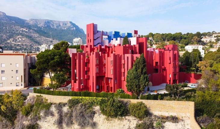 Vivere nella spettacolare Muralla Roja di Calpe di Bofill ha un prezzo: a partire da 178.000 € per un monolocale con piscina sul tetto e vista panoramica