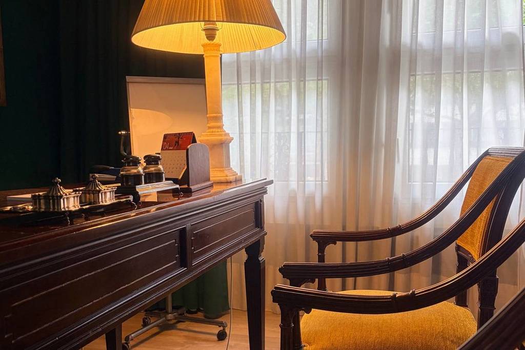En pleno centro de Valencia: vacían una histórica vivienda de época y venden todo lo que hay dentro (desde lámparas hasta porcelana)