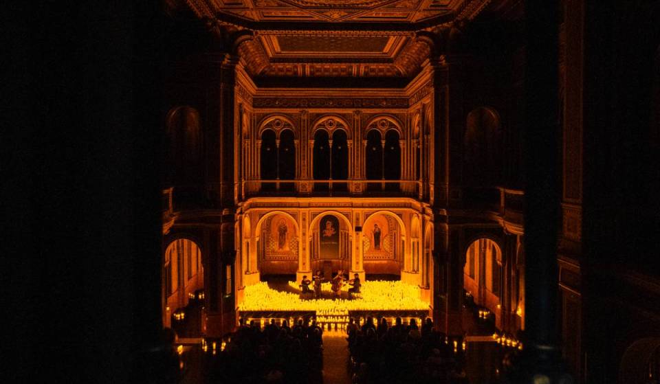 Lo que no ves de Candlelight en Valencia: el minucioso proceso para llenar el Ateneo Mercantil con 15.000 velas antes de que empiece el concierto