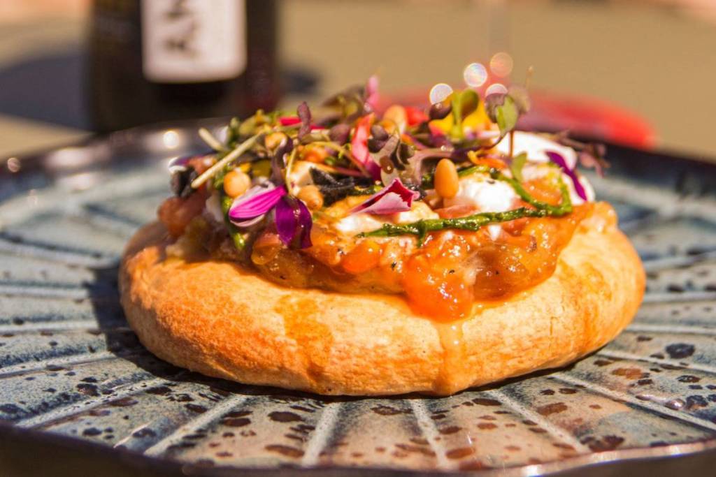 This Monday marks the start of the Valencian coca culinary tour: 23 restaurants in Valencia where you can enjoy this signature dish with beer for €10