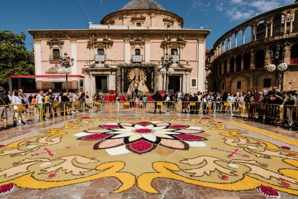 Questo giovedì arriva in Plaza de la Virgen a Valencia un gigantesco arazzo di 80 metri quadrati e più di 320 chili di fiori naturali