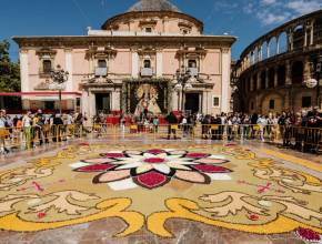 This Thursday, a gigantic tapestry measuring 80 square meters and weighing over 320 kilograms of fresh flowers will arrive at Valencia’s Plaza de la Virgen