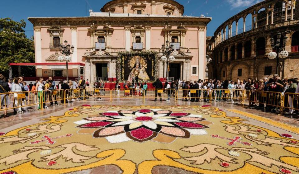 Questo giovedì arriva in Plaza de la Virgen a Valencia un gigantesco arazzo di 80 metri quadrati e più di 320 chili di fiori naturali