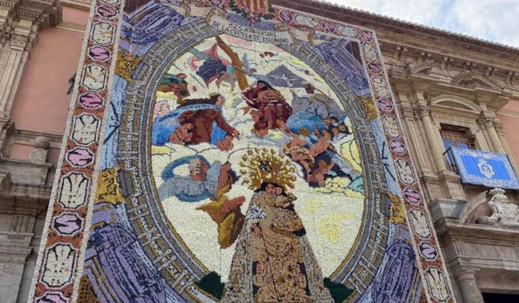 Este jueves llega a la plaza de la Virgen de Valencia un gigantesco tapiz de 80 metros cuadrados y más de 320 kilos de flores naturales