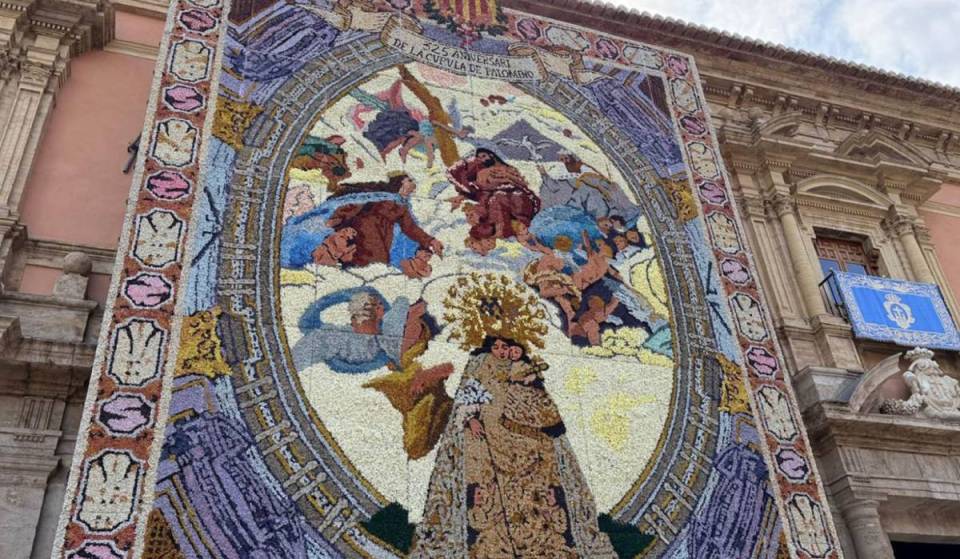 Este jueves llega a la plaza de la Virgen de Valencia un gigantesco tapiz de 80 metros cuadrados y más de 320 kilos de flores naturales