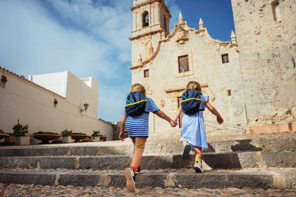 Viaggi all’estero, scuole di lingue e campi estivi gratuiti: come iscriversi da oggi al programma estivo del Comune di Valencia