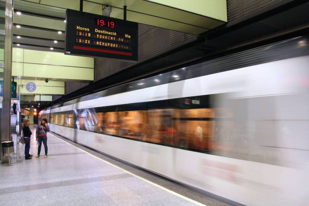 «Pochi viaggiatori lo sanno»: il trucco totalmente legale per evitare di pagare i 4,80 € della metropolitana per l’aeroporto di Valencia