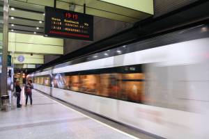 Pocos viajeros lo saben: el truco totalmente legal para evitar pagar los 4,80 € del metro al aeropuerto de Valencia