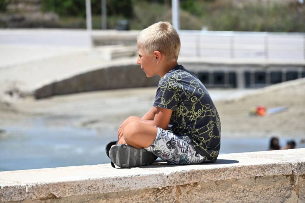 8.000 pulseras resistentes al agua: la medida de la Policía Local de Valencia para localizar de inmediato a niños y mayores perdidos en la playa este verano