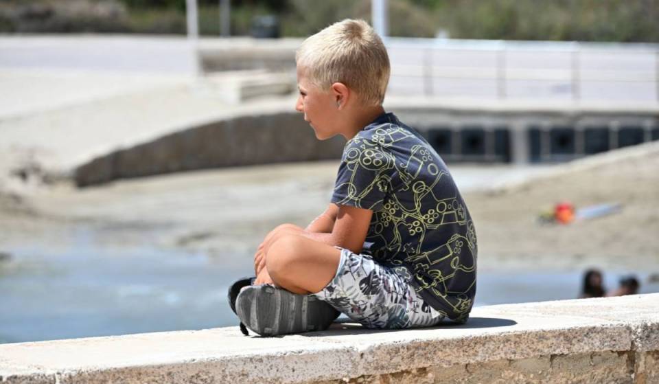 8,000 water-resistant bracelets: the Valencia Local Police’s initiative to immediately locate lost children and seniors on the beach this summer