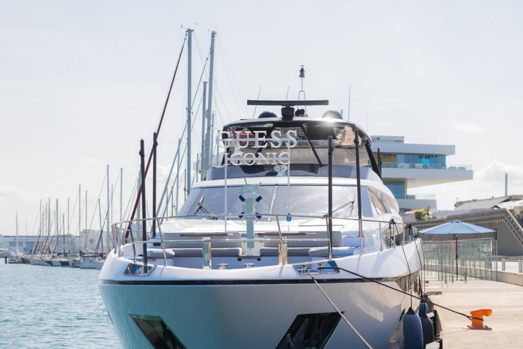 Solo durante 2 días: GUESS instala un «Boat Pop-Up» en la Marina de Valencia