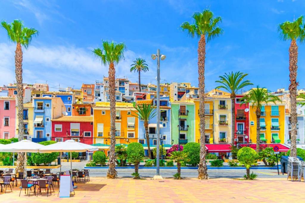 Meno affollata di Benidorm: la città alicantinese dalle case colorate che custodisce rovine fenicie, 6 bandiere blu e l’origine dei Cioccolatini Valor