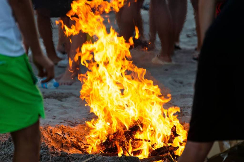 Noche de San Juan en Valencia: sin fuego en las playas del sur, metro 24 horas y dónde se podrá recoger leña