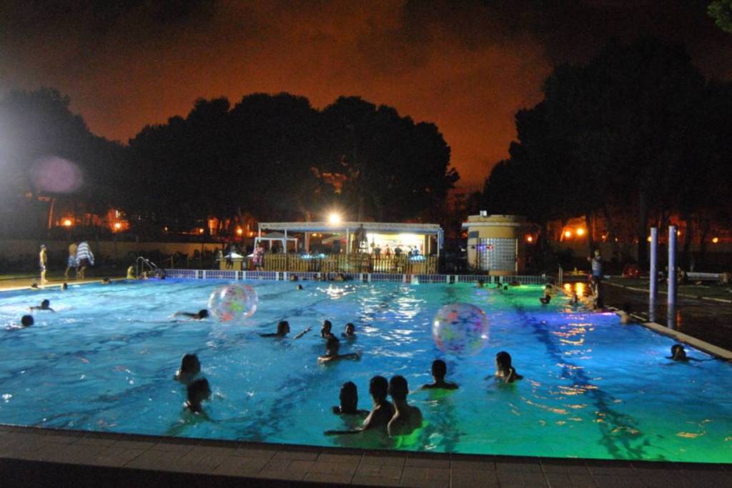 Paddle surf, DJ en directo y cócteles en el agua: esta piscina de Valencia abre por la noche todos los viernes por 4,60 €