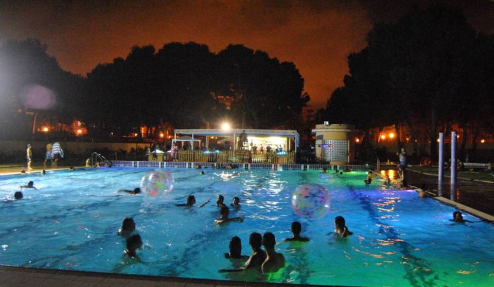 Paddle surf, DJ en directo y cócteles en el agua: esta piscina de Valencia abre por la noche todos los viernes por 4,60 €