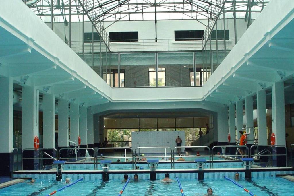 Closing today in Valencia: the city’s old market that hides an Olympic-sized swimming pool inside