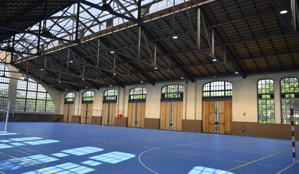 Valencia trasforma uno storico capannone del 1917 in una palestra con spa, piscina e campi sportivi: aprirà a settembre