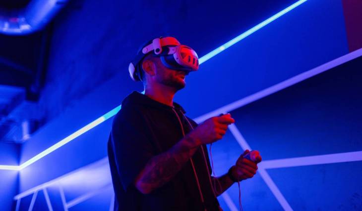 Ni telescopios ni gafas solares: la exposición con realidad virtual que te lleva a vivir el eclipse desde el espacio