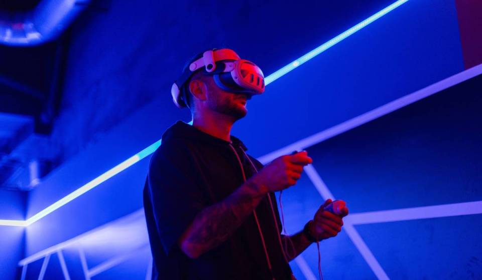 Ni telescopios ni gafas solares: la exposición con realidad virtual que te lleva a vivir el eclipse desde el espacio