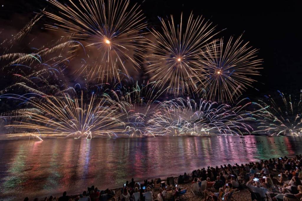 Más de 1.500 kilos de pólvora sobre el Mediterráneo: el espectáculo de fuegos artificiales flotante que está a hora y media de Valencia