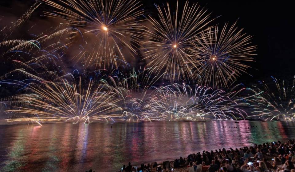 Más de 1.500 kilos de pólvora sobre el Mediterráneo: el espectáculo de fuegos artificiales flotante que está a hora y media de Valencia