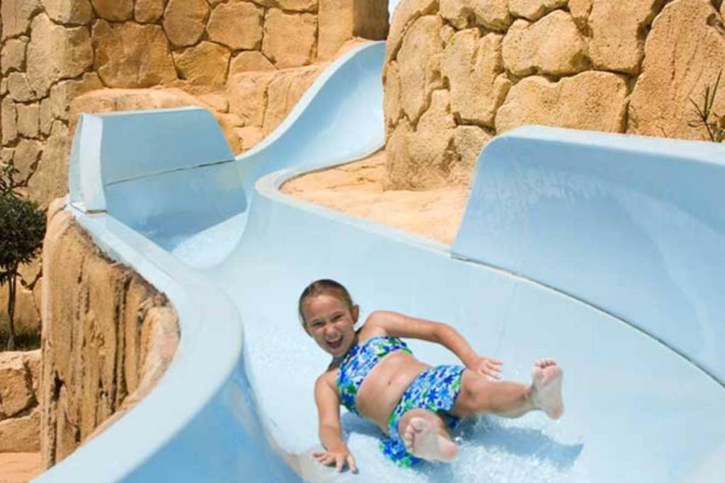 A 45 minutos de Valencia y por menos de 6 euros: el parque acuático convertido en castillo medieval con un tobogán de 40 metros, jacuzzi y cascada
