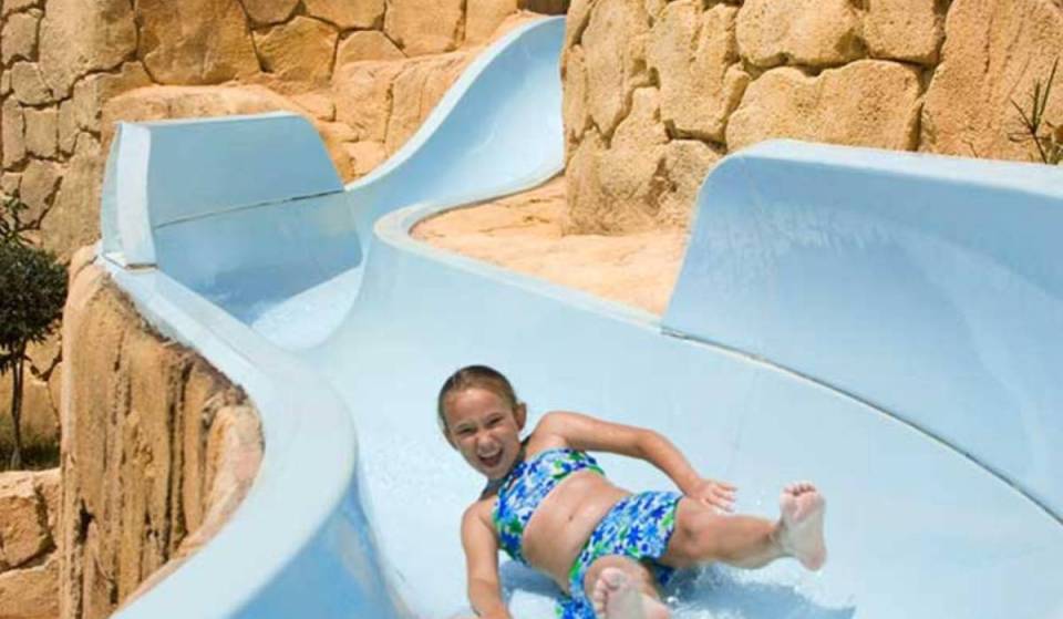 A 45 minutos de Valencia y por menos de 6 euros: el parque acuático convertido en castillo medieval con un tobogán de 40 metros, jacuzzi y cascada