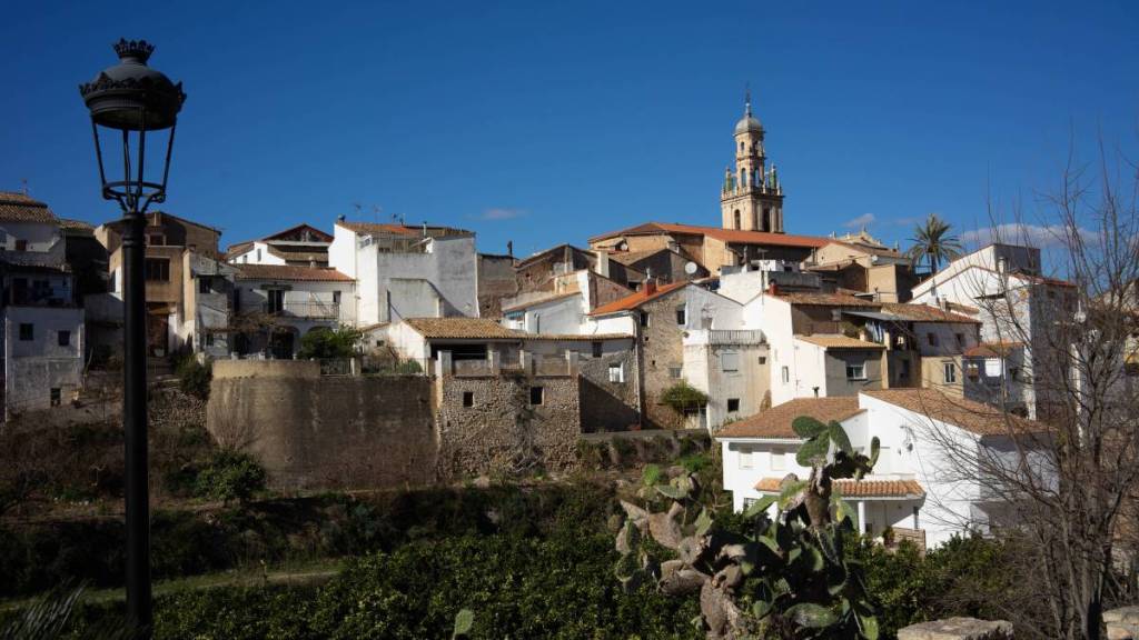 The town an hour from Valencia that withstands the heat and sleeps at temperatures under 15 degrees: it has the second-longest suspension bridge in Spain