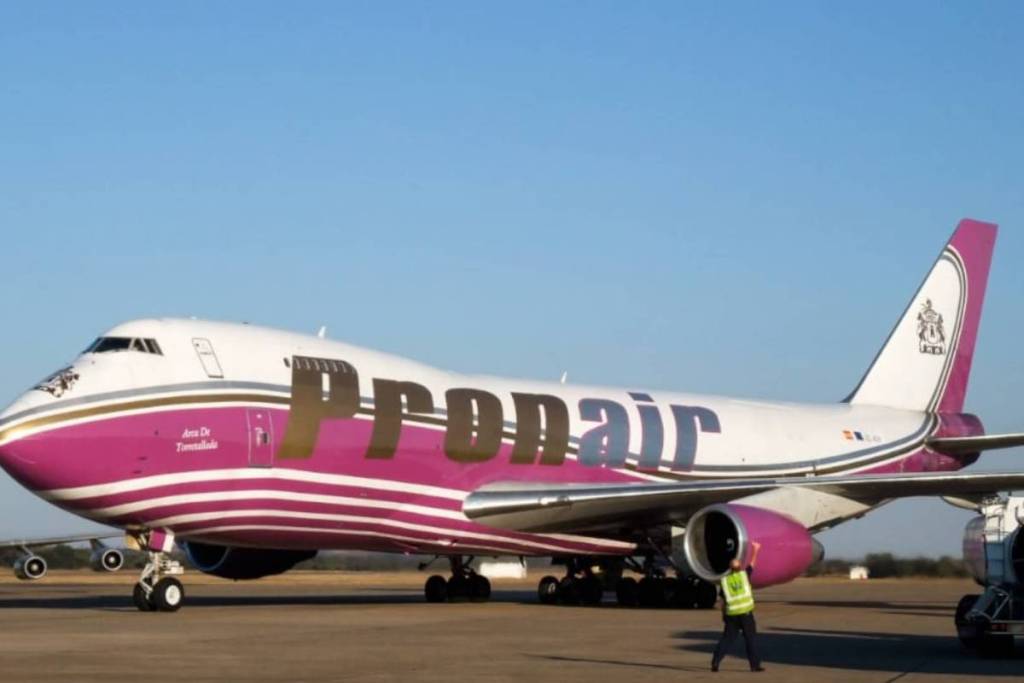 El avión gigante aparcado en Manises que nadie ha podido mover: 18 años abandonado y más de 1,5 millones de deuda