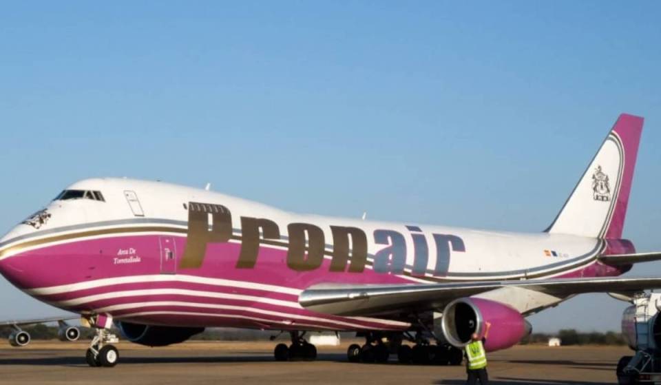 El avión gigante aparcado en Manises que nadie ha podido mover: 18 años abandonado y más de 1,5 millones de deuda