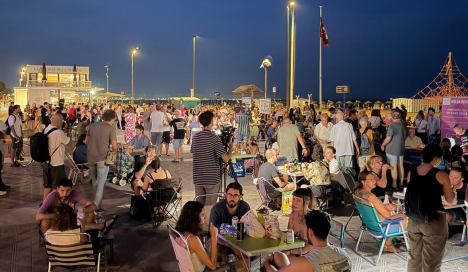 Migliaia di abitanti di Valencia si radunano davanti ai locali: una «cena all’aria aperta» di massa per difendere l’uso del lungomare