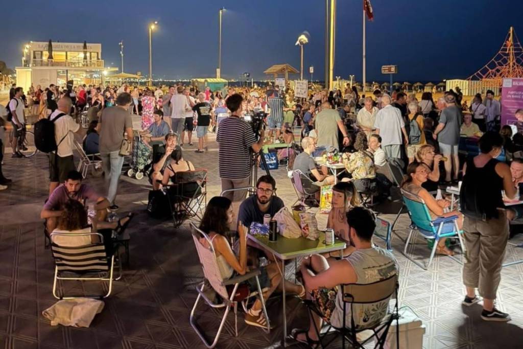 Cabanyal residents are organizing another “dinner al fresco” tonight to defend a neighborhood model that does not prioritize tourism