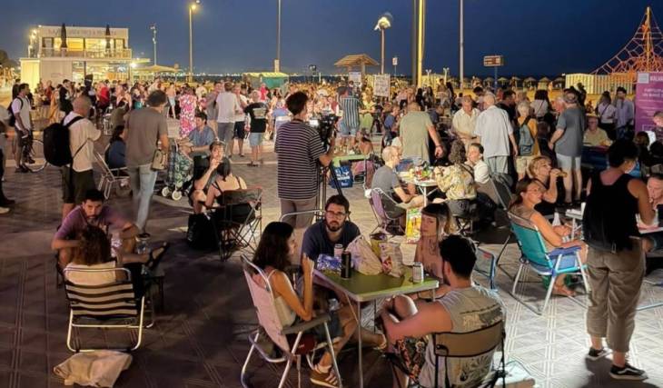 Los vecinos del Cabanyal organizan un nuevo ‘sopar a la fresca’ esta noche para 