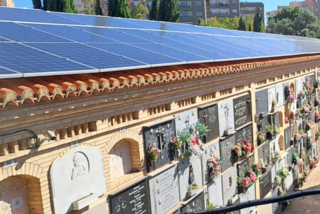 Cinque anni fa, Valencia ha iniziato a installare più di 6.600 pannelli solari nei suoi cimiteri; ora vanta il più grande impianto fotovoltaico urbano d’Europa e fornisce energia elettrica a 800 famiglie