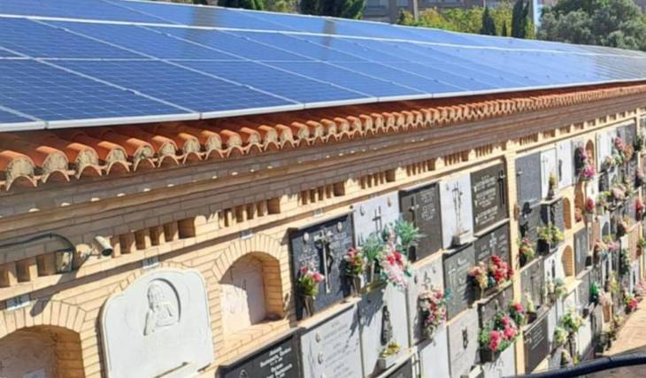 Cinque anni fa, Valencia ha iniziato a installare più di 6.600 pannelli solari nei suoi cimiteri; ora vanta il più grande impianto fotovoltaico urbano d’Europa e fornisce energia elettrica a 800 famiglie