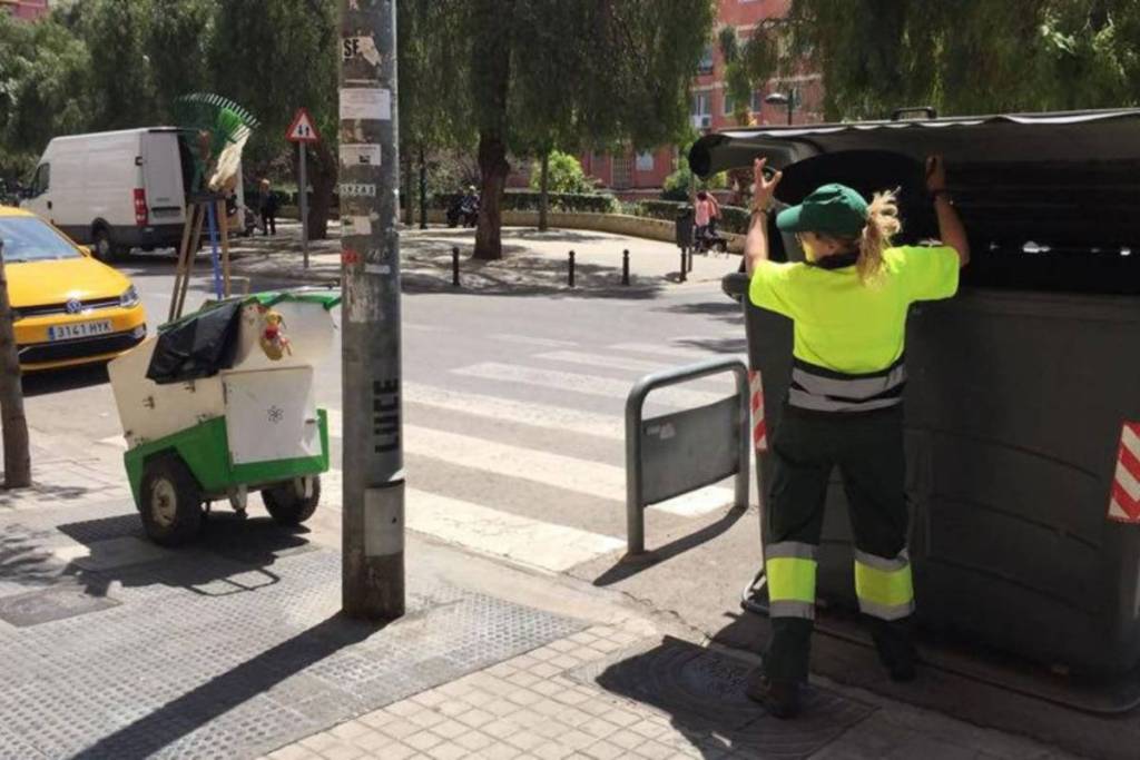 Hasta 3.000 euros por escupir, tirar colillas o dejar muebles en la calle: Valencia eleva las multas por ensuciar los espacios públicos a partir de hoy