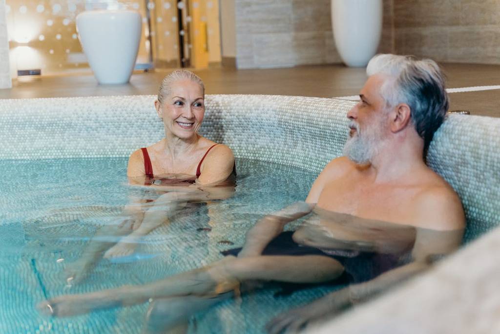 älteres Paar im Pool in einer Therme