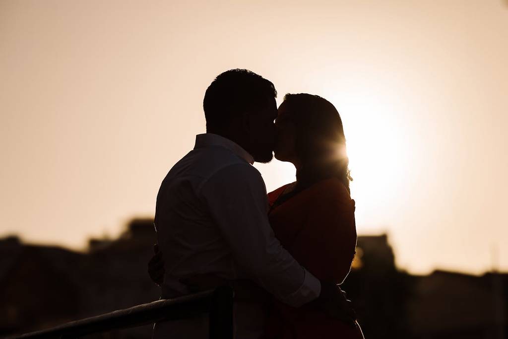Silhouette von küssendem Paar