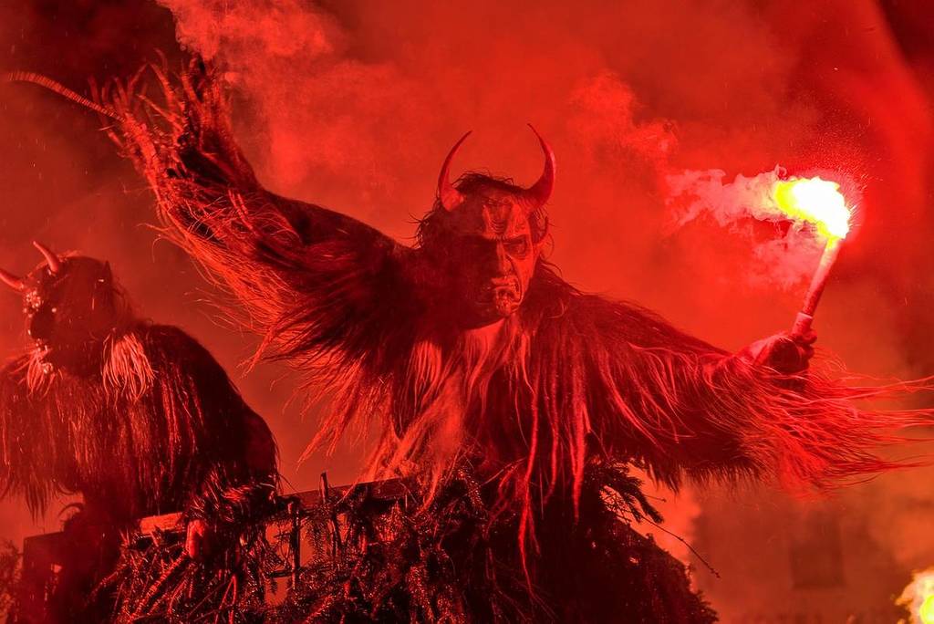 krampus mit fackel, perchtenlauf am wochenende in wien