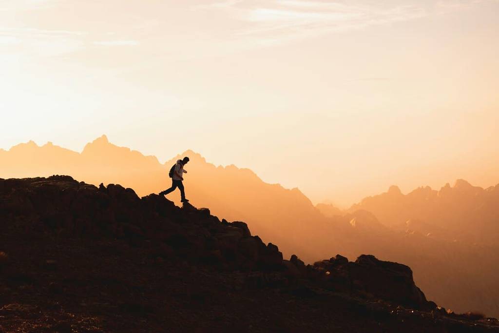 Person, die auf den Bergen wandert