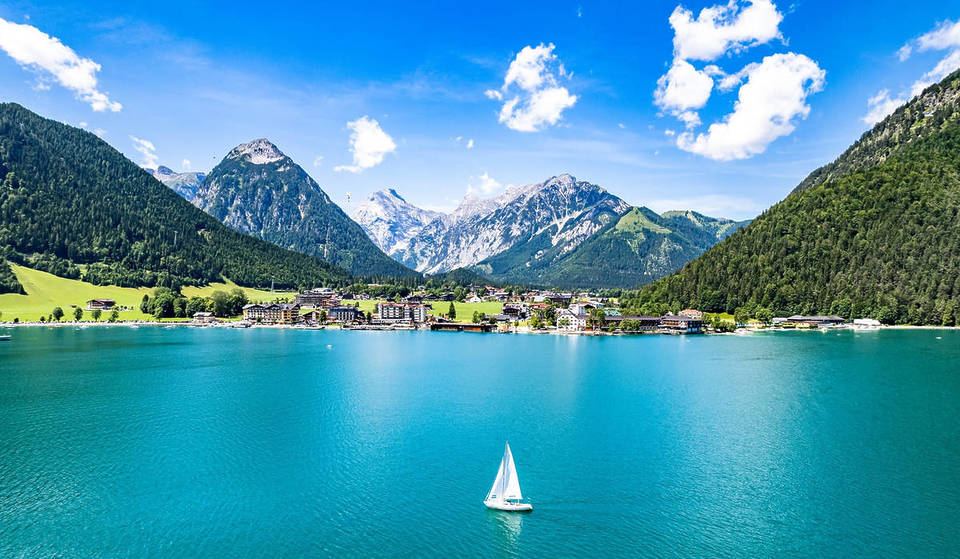 Dieser sagenumworbene See hat kristallklares Wasser wie in der Karibik und ist umrundet von majestätischen Bergen – und angeblich schlummert tief im See ein versunkenes Dorf