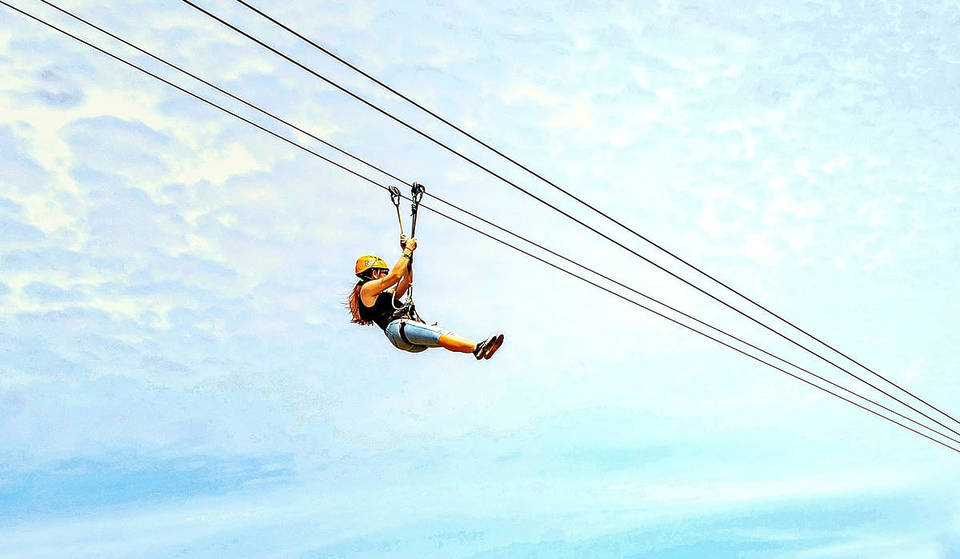 Die längste mobile Seilrutsche der Welt liegt mitten in Wien und lässt euch wie ein Adler über die Donau schweben
