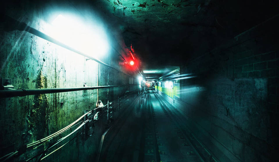 Mitten in Wien liegt ein versteckter Geisterbahnhof, der seit fast 30 Jahren stillgelegt ist &#8211; aber mit der U2 könnt ihr ihn heute immer noch entdecken