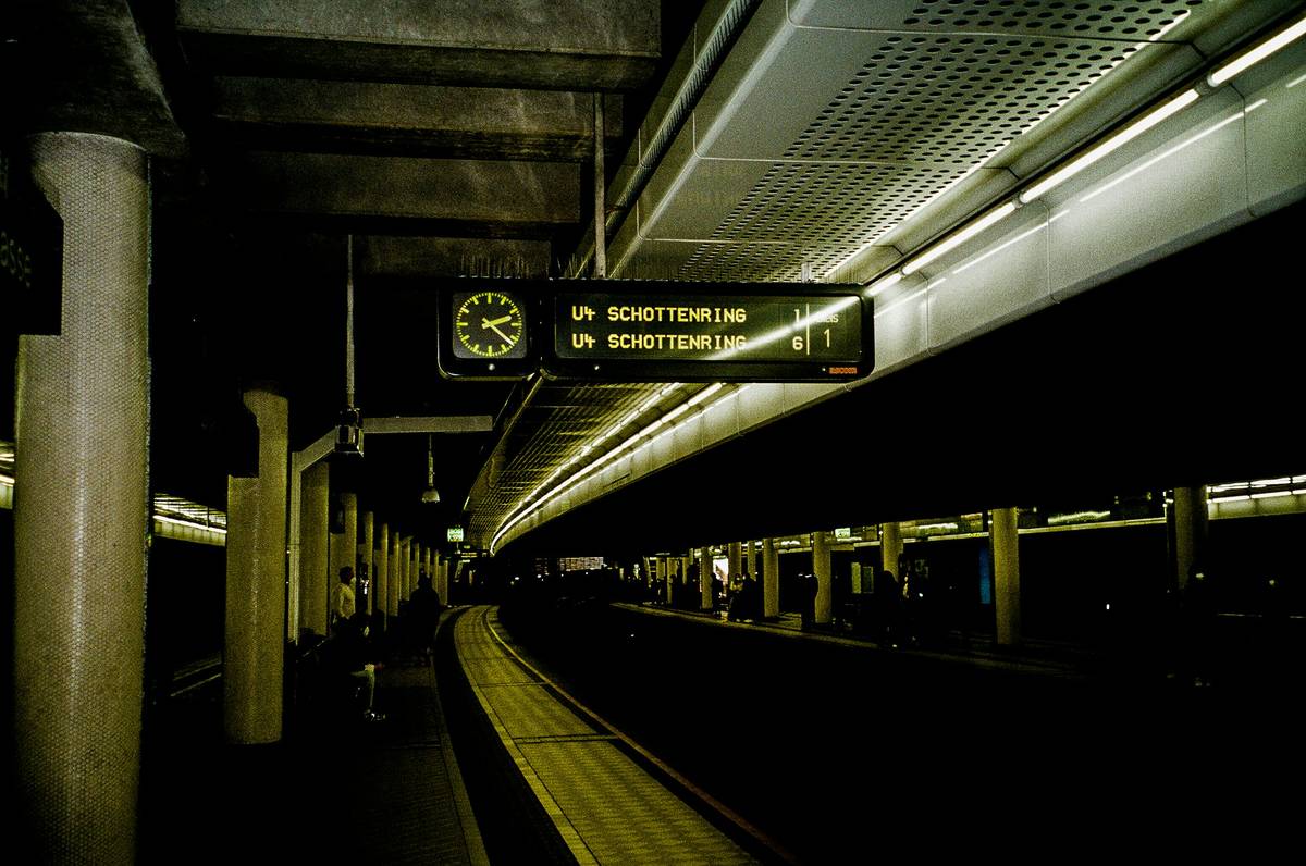 schild das ankunft der u4 anzeigt