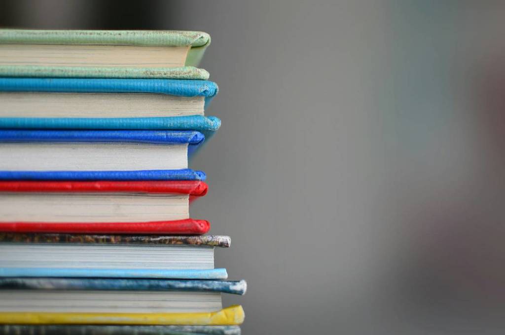 stapel bunter bücher zum schulanfang