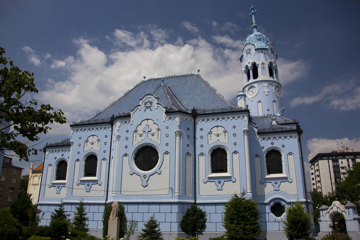 blaue sankt elisabeth kirche in bratislava
