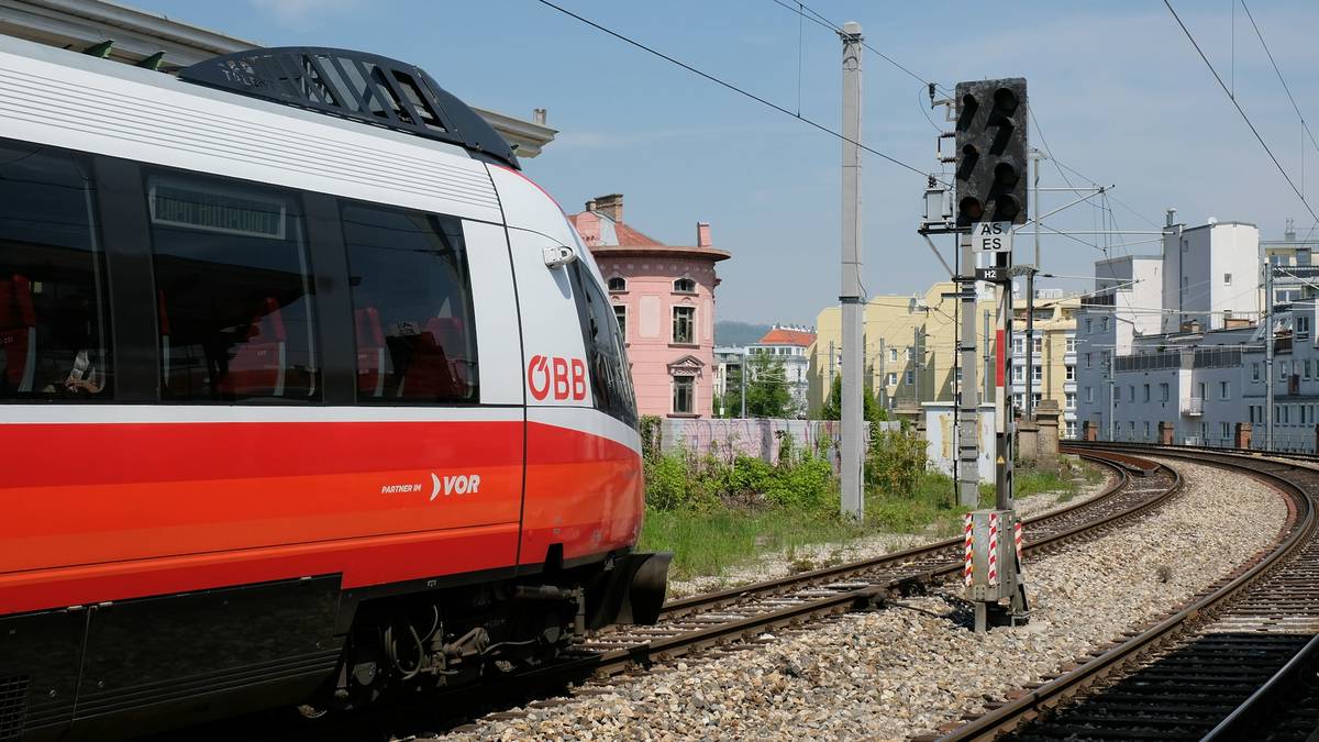zug des öbb fährt vorbei