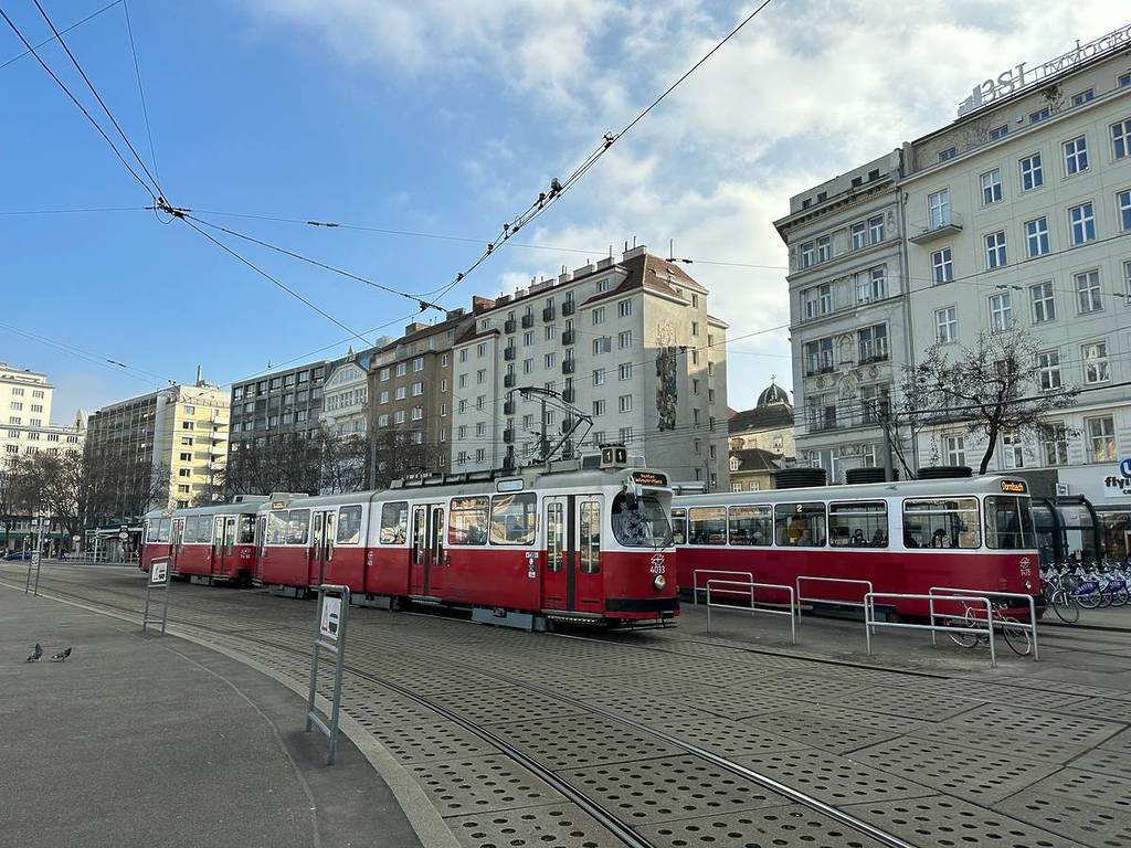 zwei wiener Trams fahren aneinander vorbei