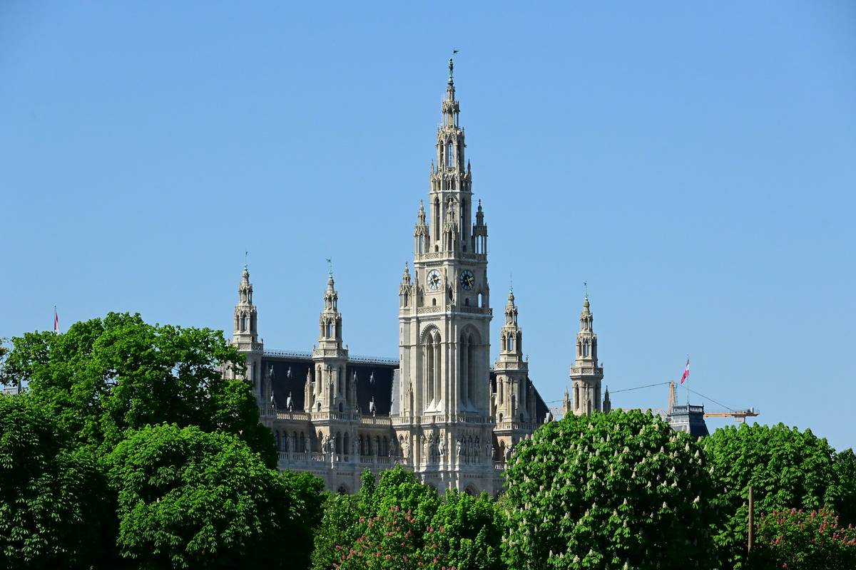 wiener rathaus aus der ferne, austragungsort der tram-wm