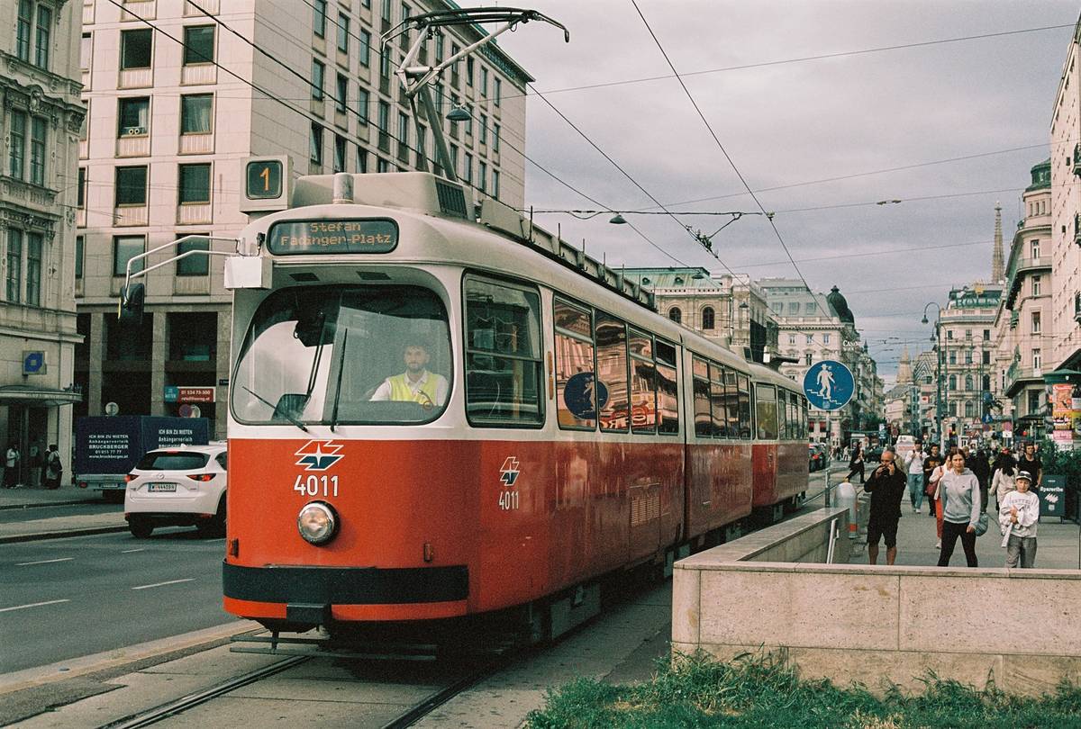 linie 6 der bim hält an einer haltestelle